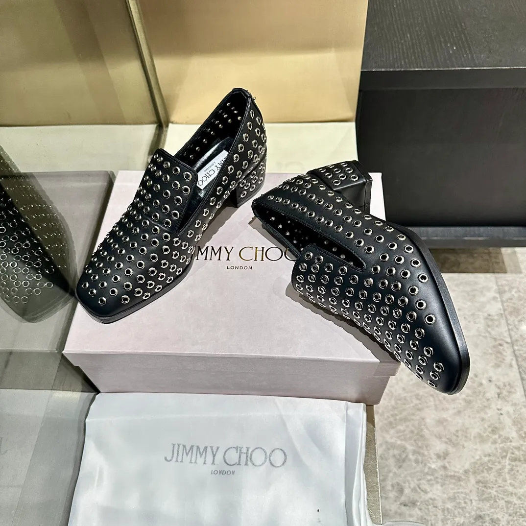 👟👟Ex-factory price 660👟👟 The new JIMMY CHOO, Loaf shoes, exclusive sale, rivet decoration design style is very unique, designed with the latest technology, strong three-dimensional effect👍Multiple technologies are integrated together, subverting fashion, super stylish! The combination is super beautiful. The original version is 1:1, versatile and trendy, both salty and sweet! Size: 35-40 Outsole: Leather outsole